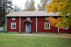 Bonäs församlingsstuga med sin röda fasad och vita knutar.