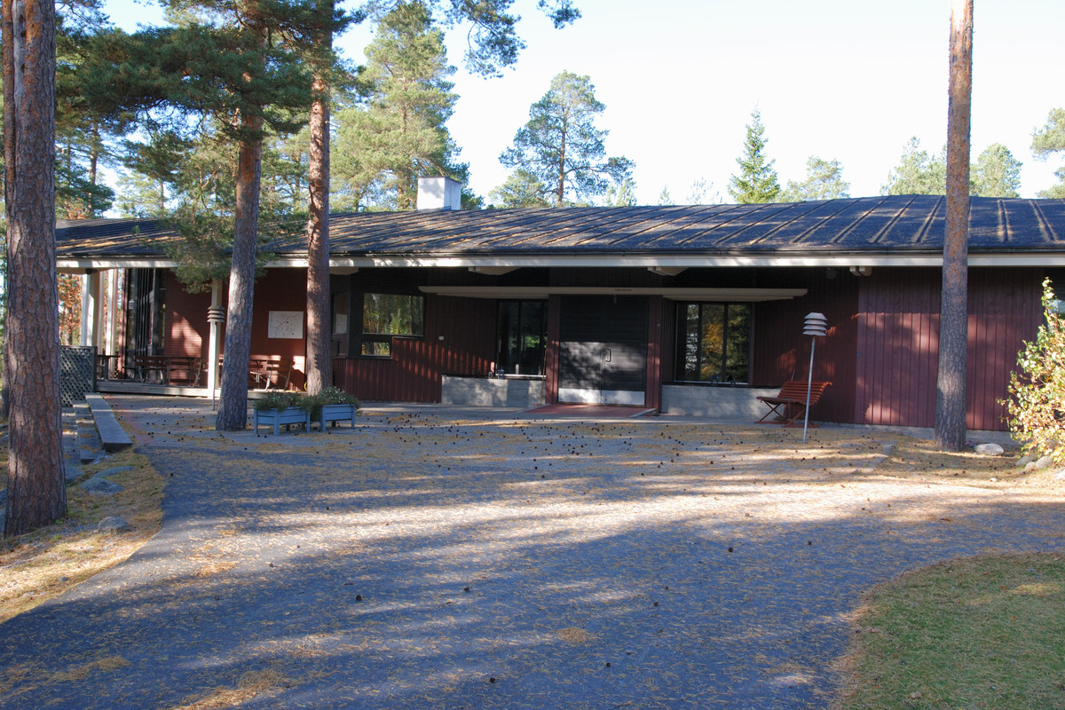 Huvudbyggnaden vid Merilä verksamhetscentrum