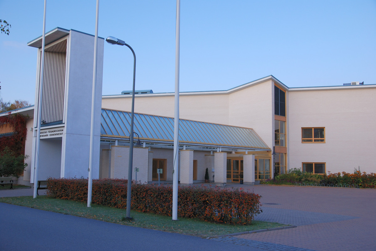 Huvudingången till Jakobstads Församlingscentrum
